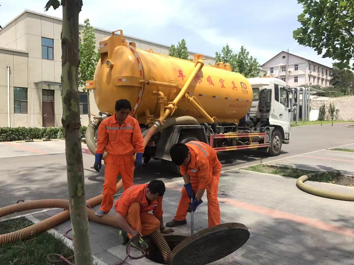 北安管道疏通车停在窨井附近