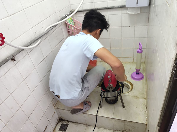 北安管道堵塞冒臭气 专业师傅现场解决问题